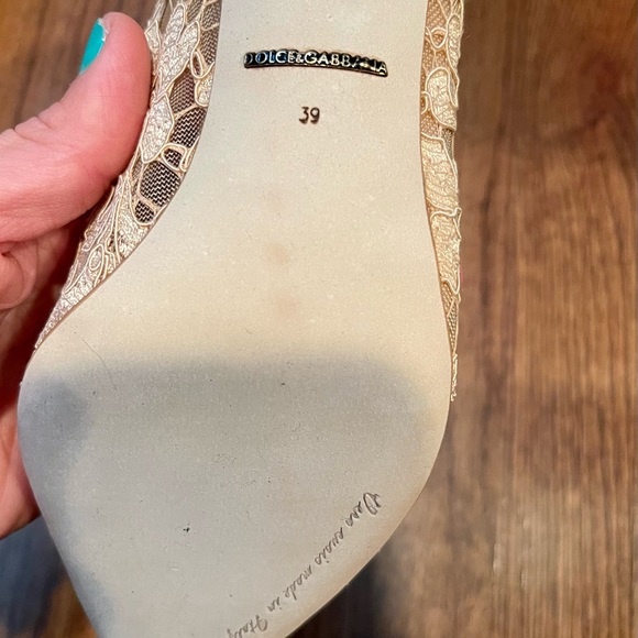 DOLCE & GABANA. Lace rainbow pumps with brooch detailing. Size 39. - Picture 4 of 4